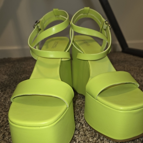 Michael Kors Paola Wedge - Picture 4 of 5